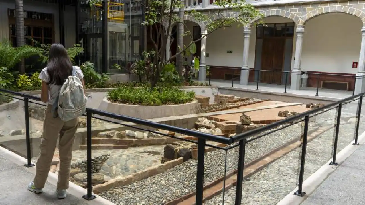 Descubren vestigios del primer acueducto de Medellín en obras del Claustro Comfama