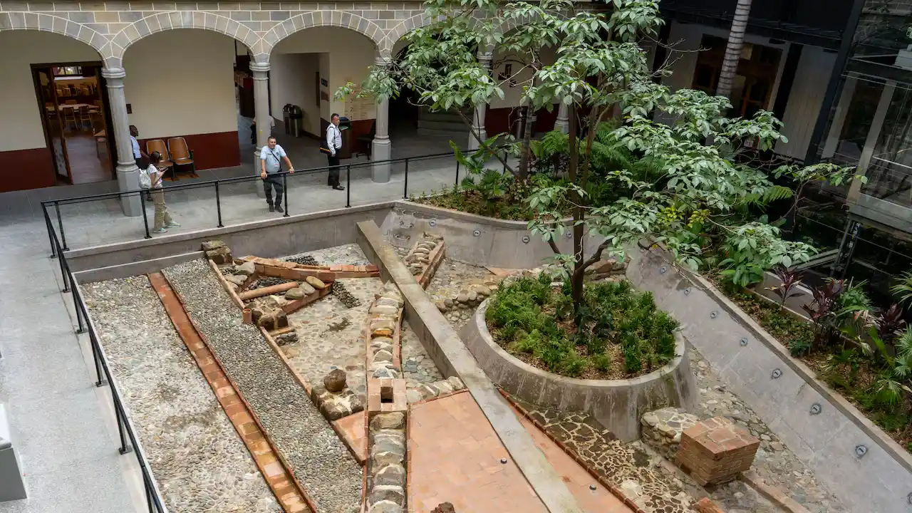 Descubren vestigios del primer acueducto de Medellín en obras del Claustro Comfama