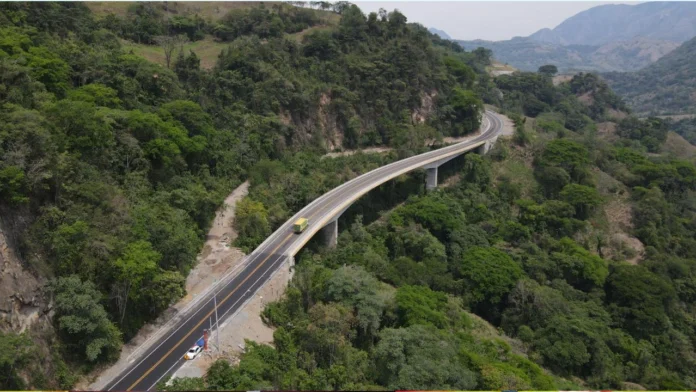La infraestructura vial del Eje Cafetero avanza con una inversión de $4,9 billones en obras 4G y 5G, impulsadas por la ANI, que fortalecen la conectividad y el desarrollo regional.