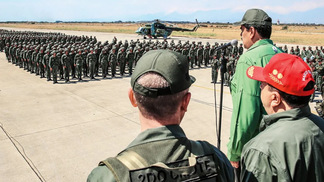 En Venezuela, el gobierno de Nicolás Maduro realizó una masiva exhibición militar que busca mostrar fortaleza ante la tensión regional, aunque detrás de la puesta en escena se esconden graves debilidades operativas y logísticas.