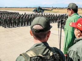 En Venezuela, el gobierno de Nicolás Maduro realizó una masiva exhibición militar que busca mostrar fortaleza ante la tensión regional, aunque detrás de la puesta en escena se esconden graves debilidades operativas y logísticas.