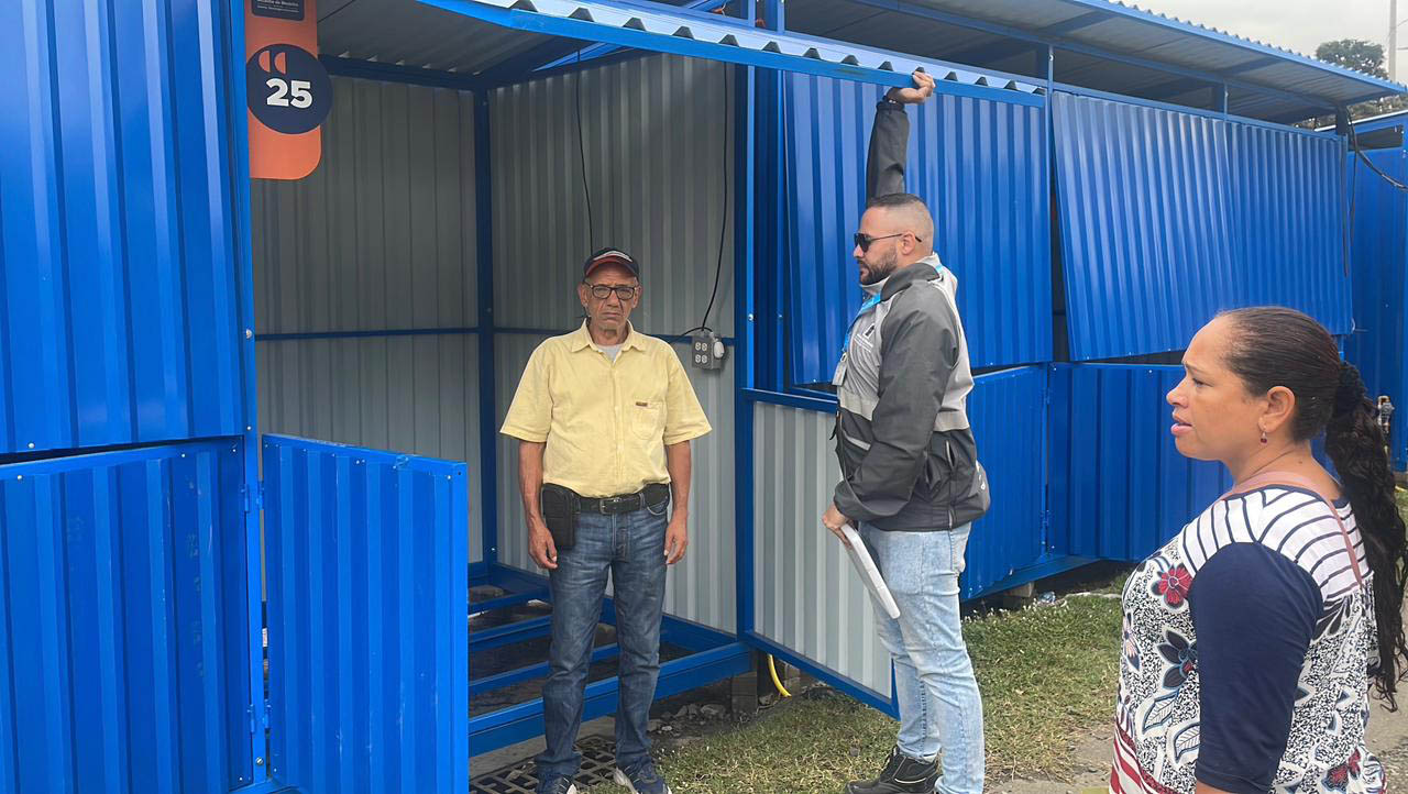 Imagen de funcionarios con ventero