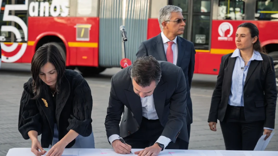 Galán anuncia inversión de un billón de pesos para renovar la flota de TransMilenio con buses eléctricos