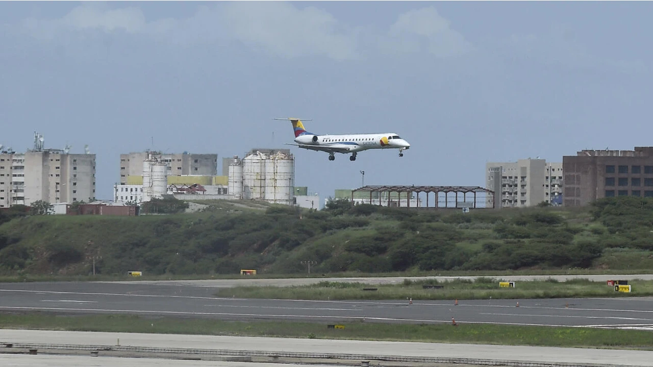 Trump anuncia bloqueo aéreo total sobre Venezuela