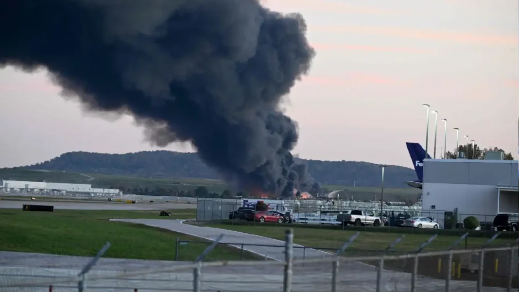 Avión de carga se estrella en Estados Unidos: videos y esto se sabe
