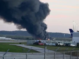 Avión de carga se estrella en Estados Unidos: videos y esto se sabe