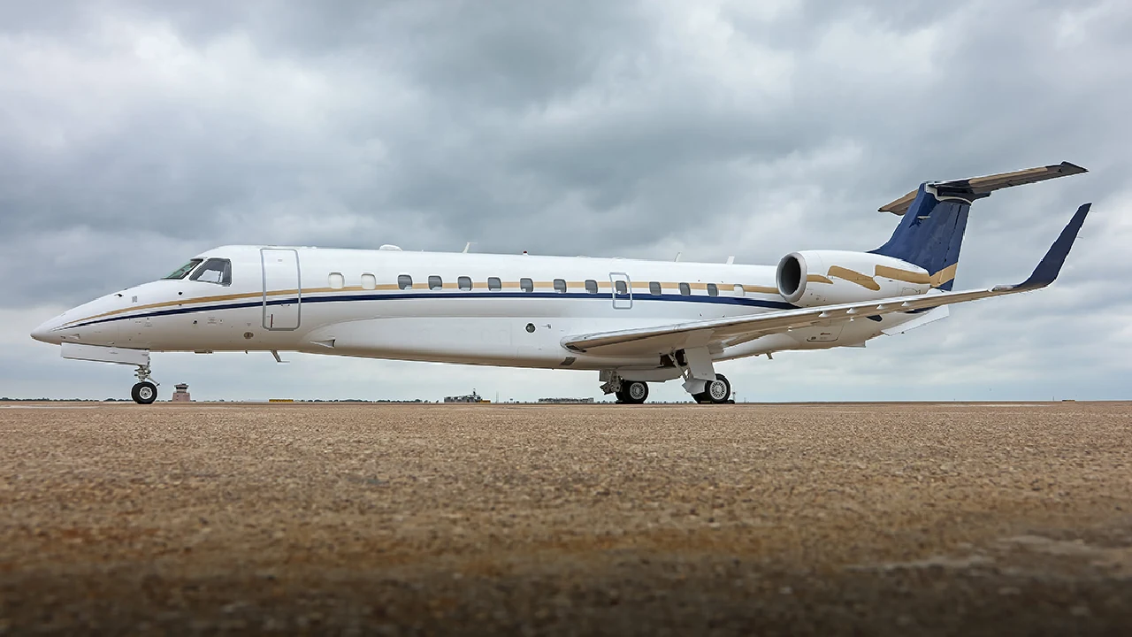 Polémica por viaje del director de la Policía Nacional: costos, escalas y el uso del jet Embraer Legacy