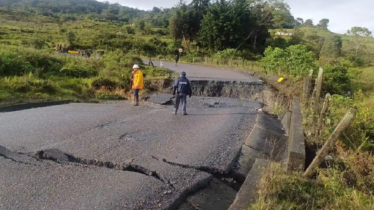 Invías refuerza la atención en Santander tras graves emergencias viales en la Transversal del Carare 1 Invías refuerza atención en la Transversal del Carare tras emergencia vial en Santander