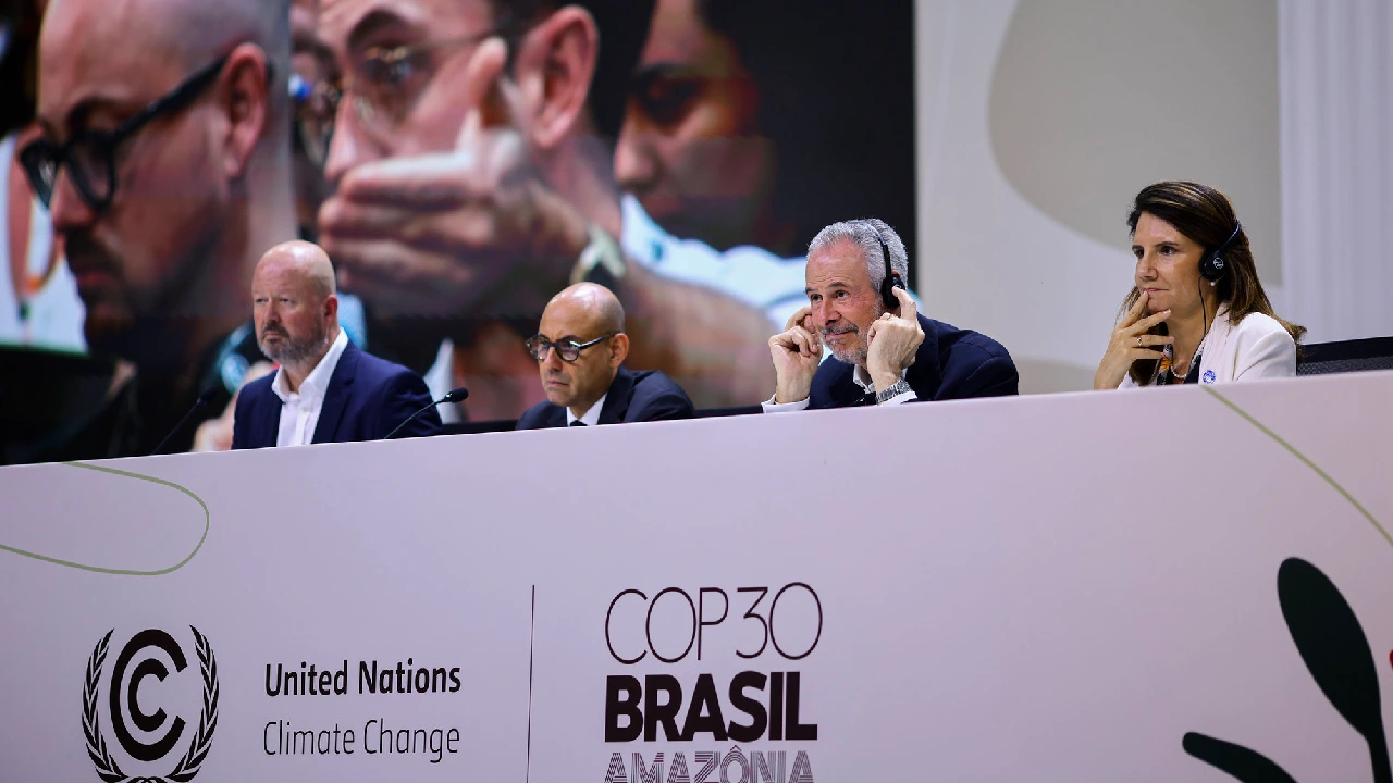 Nuevo borrador de la COP30 elimina la referencia al fin de los combustibles fósiles y desata tensiones globales