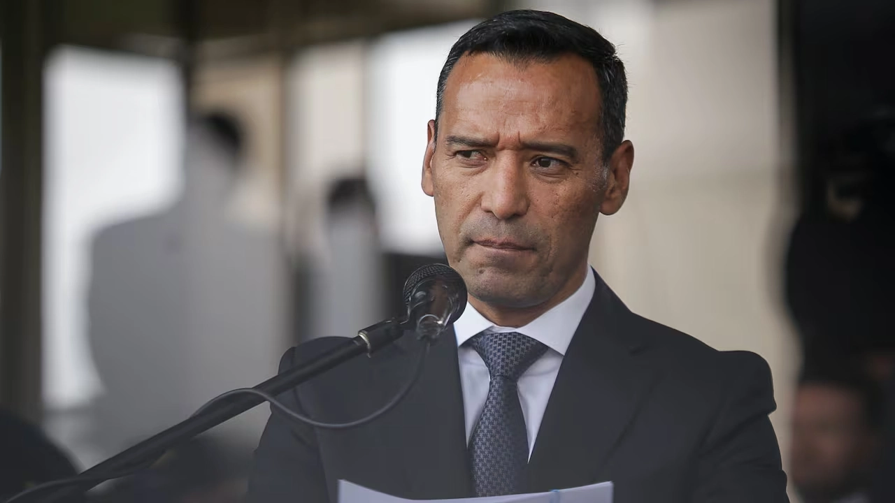 El ministro Pedro Sánchez ordenó una investigación exhaustiva tras un informe de Noticias Caracol que reveló posibles conexiones entre mandos del Estado y estructuras criminales.