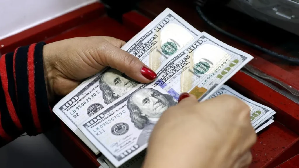 El dólar sube en Colombia mientras el mercado espera las cifras laborales de EE. UU.