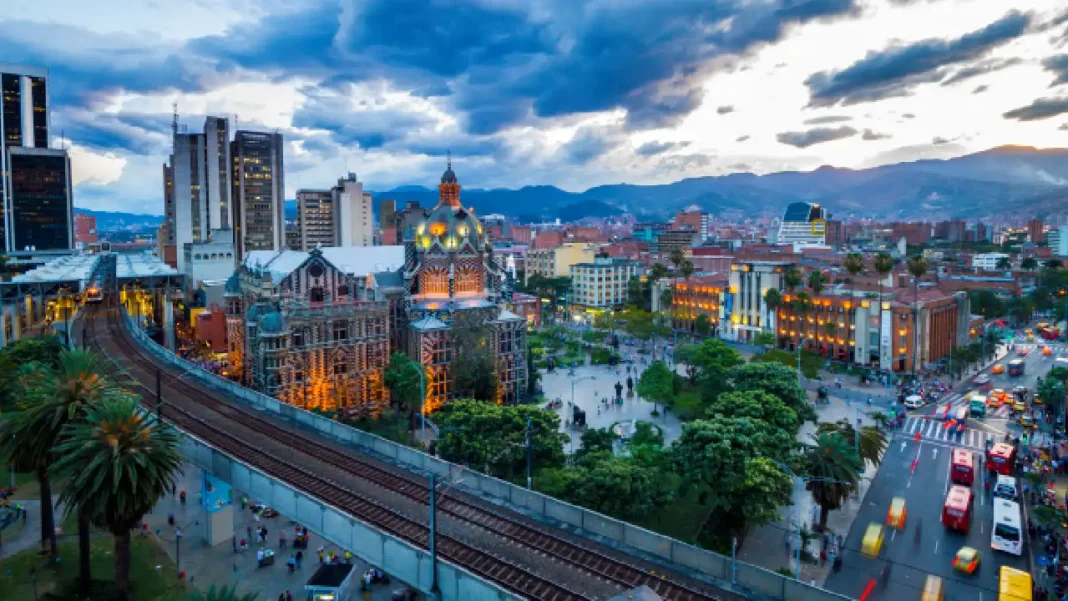 Trabajo remoto y vida en Medellín 2025: guía para nómadas digitales y expatriados