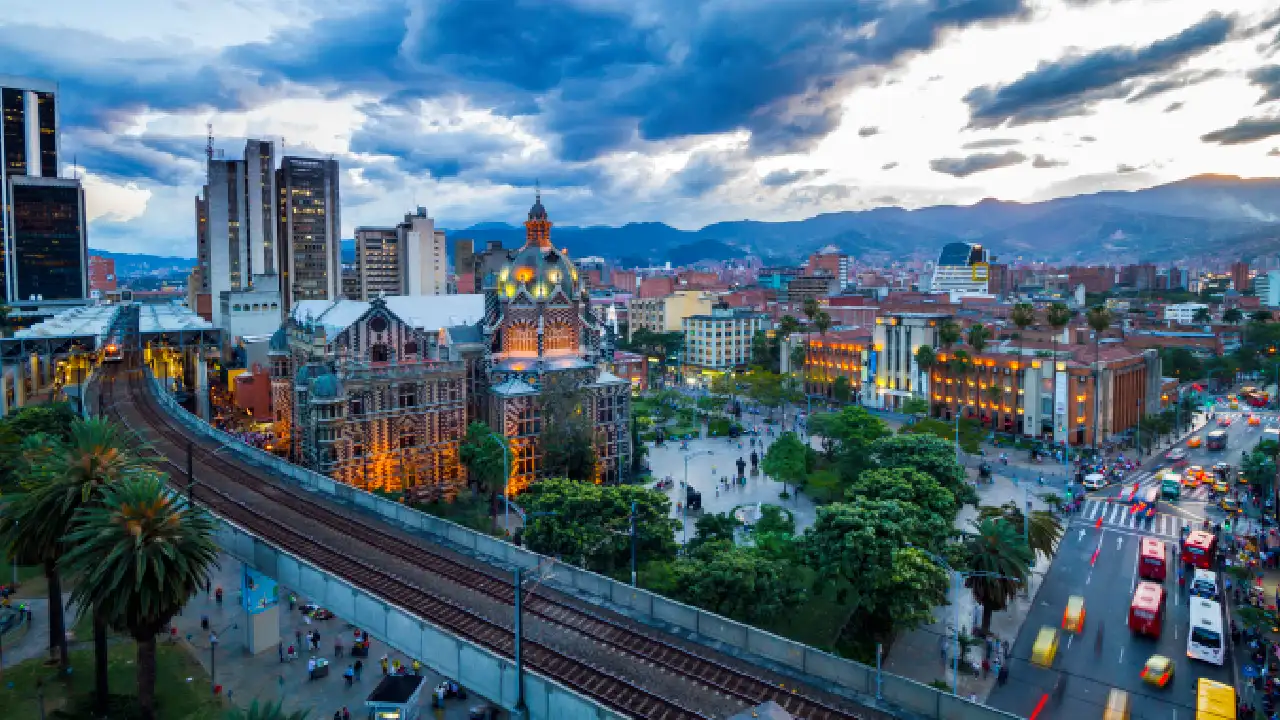 Trabajo remoto y vida en Medellín 2025: guía para nómadas digitales y expatriados