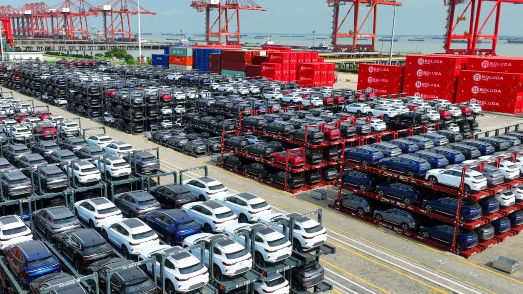 El Gobierno Nacional presentó un borrador de decreto que propone aumentar el arancel de importación de vehículos y motos a gasolina y diésel, con tarifas entre el 35% y el 40%.