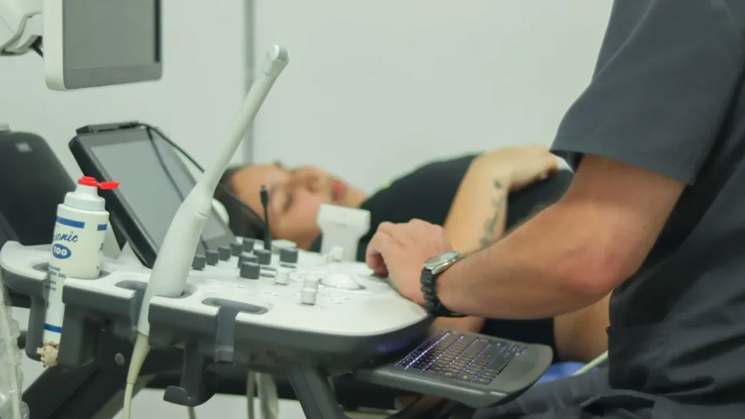 Medellín mantiene tasa a la baja de embarazo adolescente, estos son los datos más relevantes