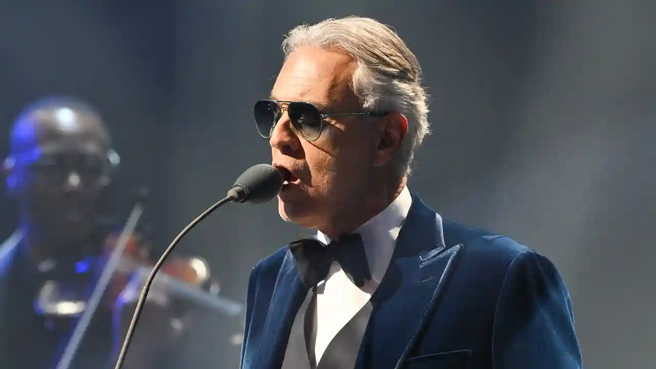 Andrea Bocelli en sorteo del Mundial: presentación completa y público de pie con aplausos
