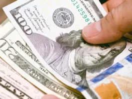 Cómo aprovechar el dólar bajo en fin de año sin afectar el bolsillo