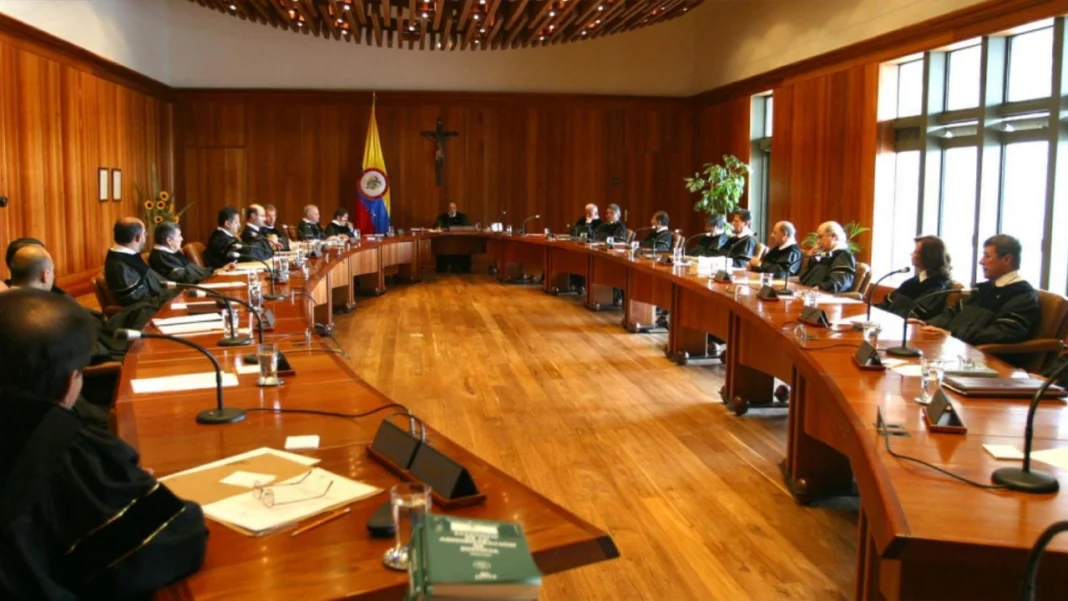 La vacancia de la Corte Constitucional abre un debate de fondo sobre el control institucional en Colombia, justo cuando el Gobierno decretó una emergencia económica con impacto directo en las finanzas públicas.