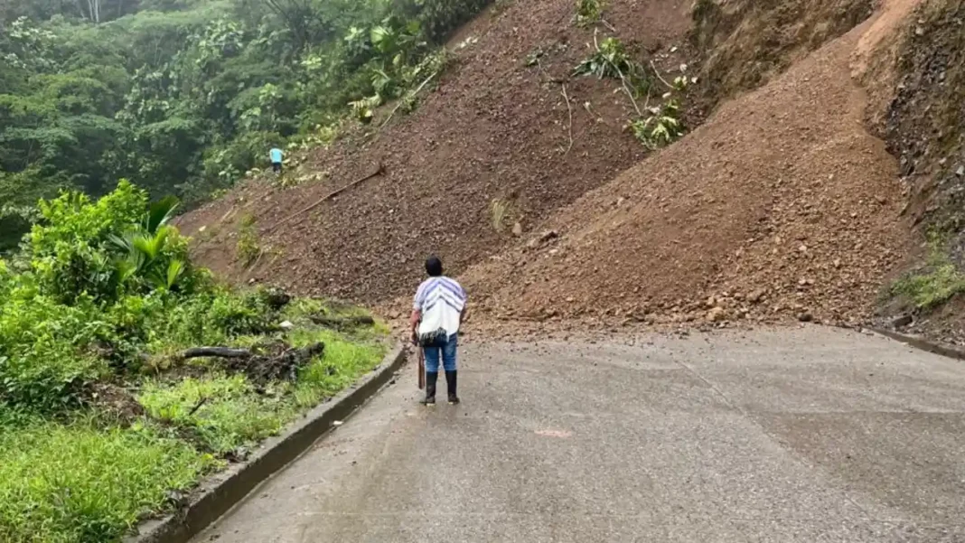 Momento del deslizamiento en Vía Panamericana: no hay paso hacía el Chocó