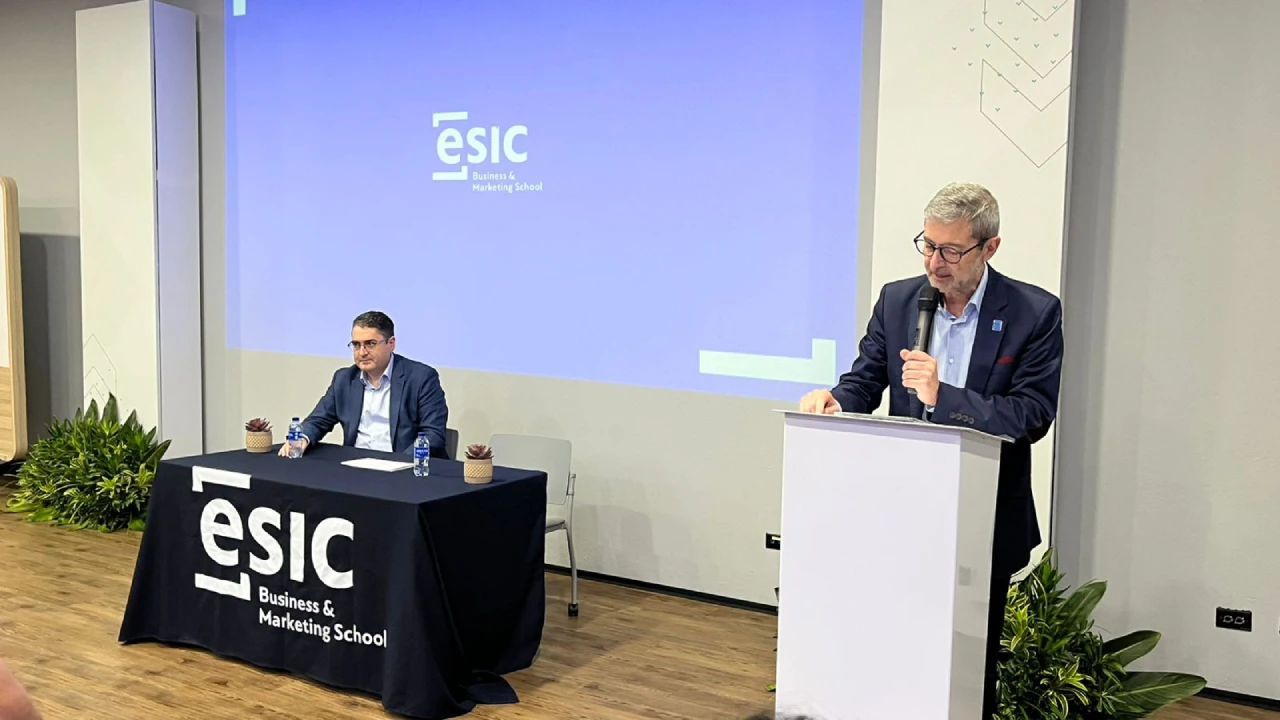 ESIC gradúa a nueva cohorte de analistas de datos de la Comuna 13: un hito para la empleabilidad juvenil