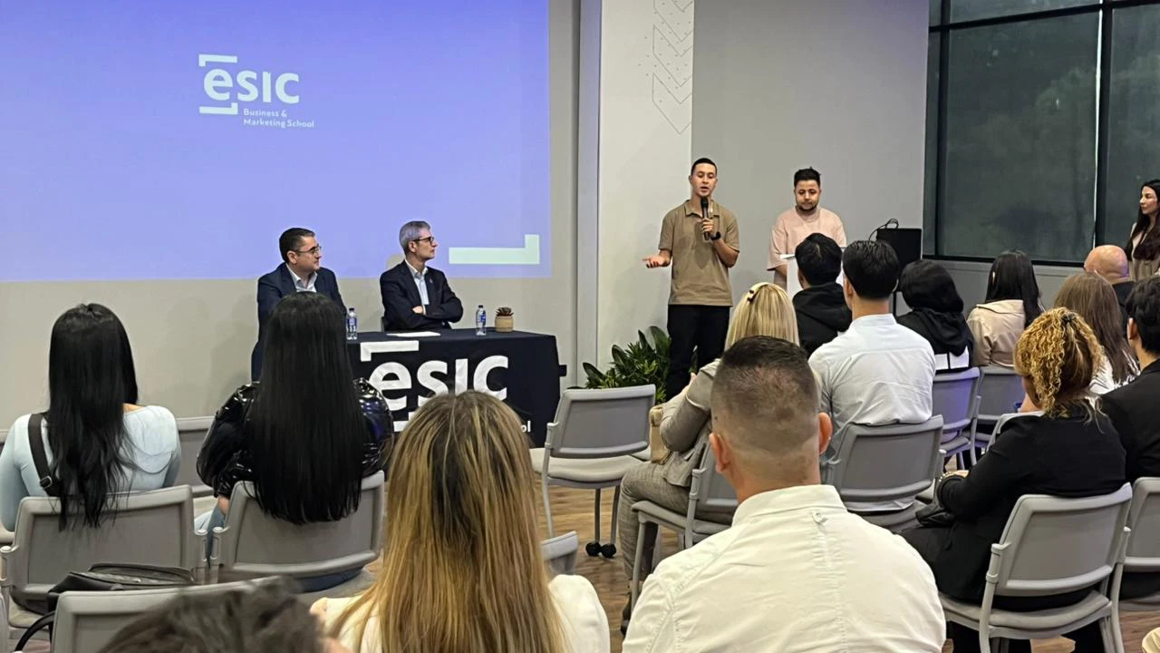 Comuna 13: jóvenes culminan programa en análisis de datos gracias a alianza entre ESIC y Finaipro