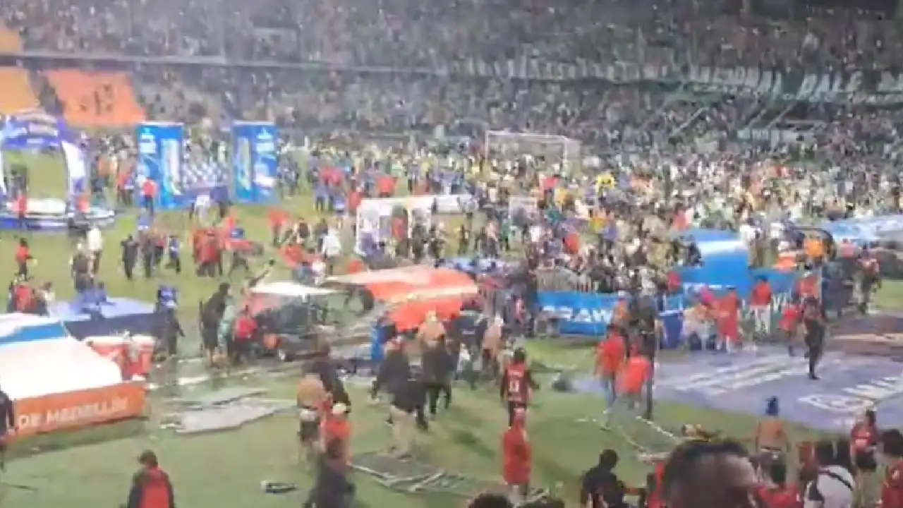¿Quién inició la pelea de hinchas de Medellín y Nacional en el Atanasio Girardot? 1 Más de 1000 policías no alcanzaron: hinchadas de Medellín y Nacional a palo en el Atanasio Girardot