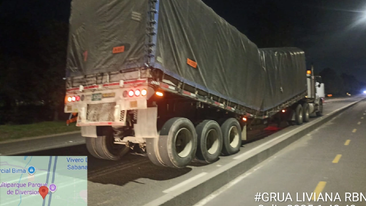 En fotos: Esta es la tractomula que se rompió en dos y llevaba suministros de Indumil