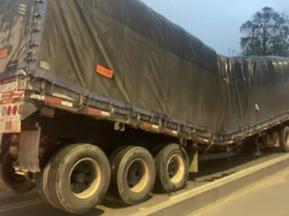 En fotos: Esta es la tractomula que se rompió en dos y llevaba suministros de Indumil