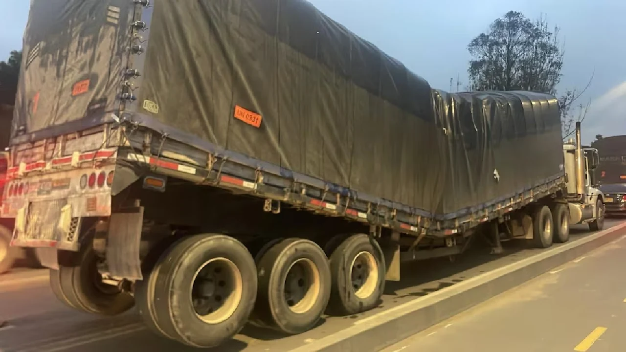 En fotos: Esta es la tractomula que se rompió en dos y llevaba suministros de Indumil