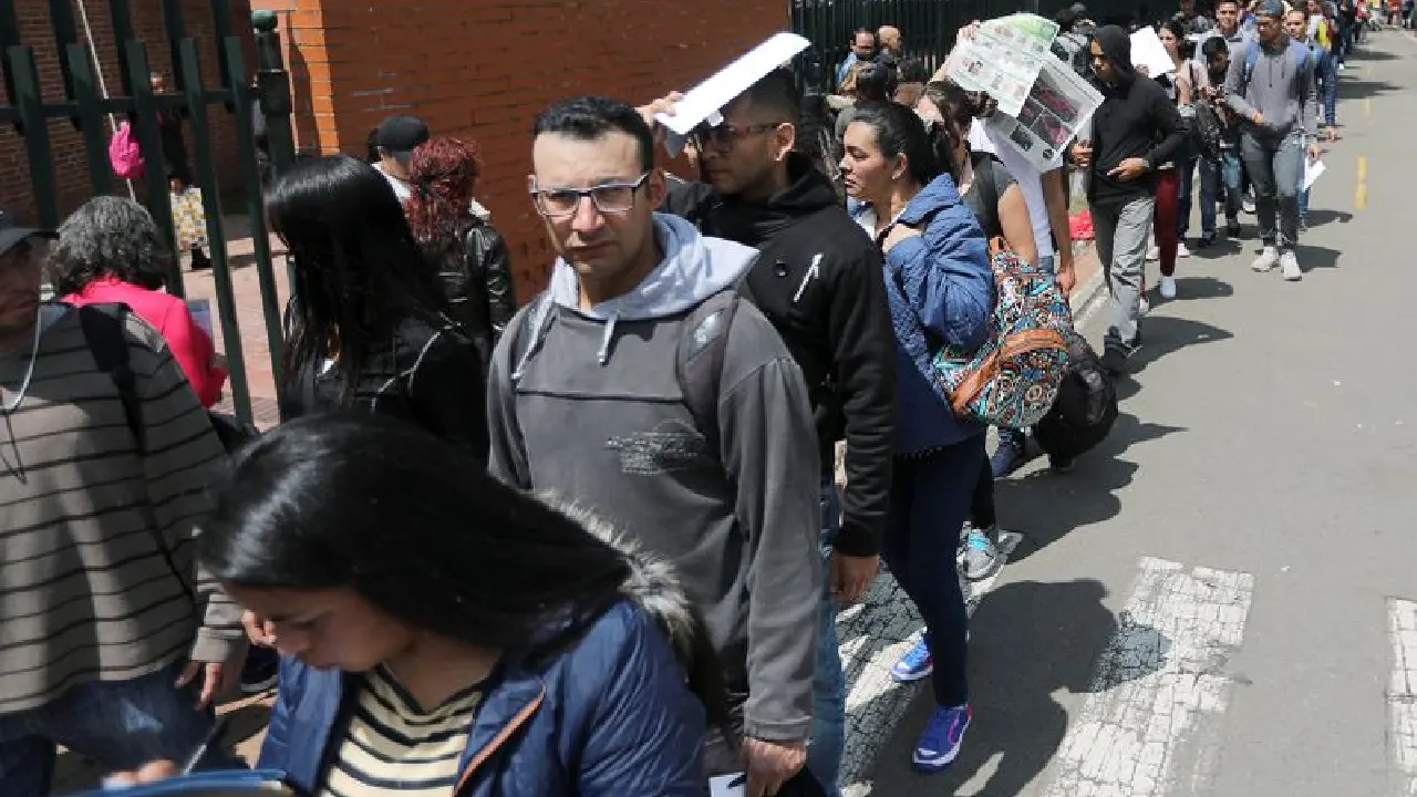 En octubre, Colombia alcanzó su menor nivel de “ninis” en casi una década 1 En octubre, Colombia alcanzó su menor nivel de “ninis” en casi una década