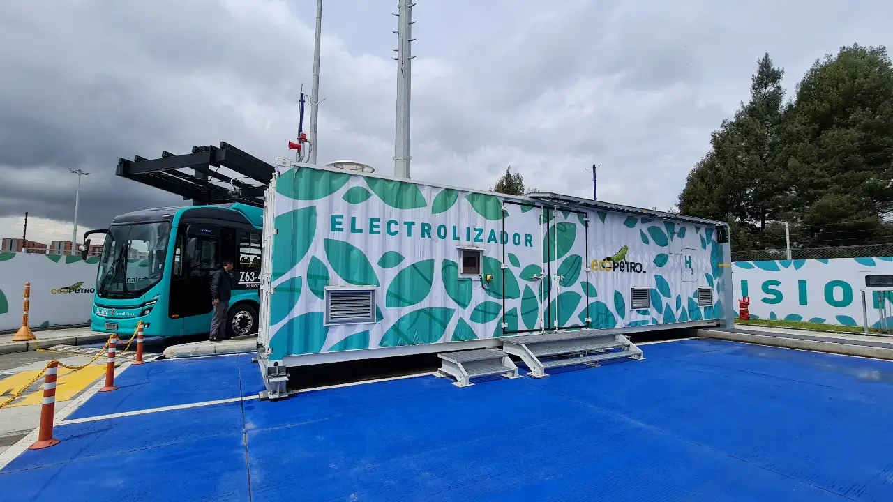 Así avanza el piloto de hidrógeno verde de Ecopetrol que transformará el transporte en Bogotá 2 La infraestructura fue diseñada para replicar condiciones de operación similares a las que tendría un proyecto comercial, permitiendo validar protocolos de seguridad, eficiencia y continuidad en el suministro.