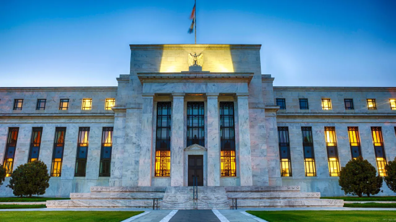 Powell enfrenta presiones mientras la Fed reduce tasas y advierte sobre incertidumbre económica