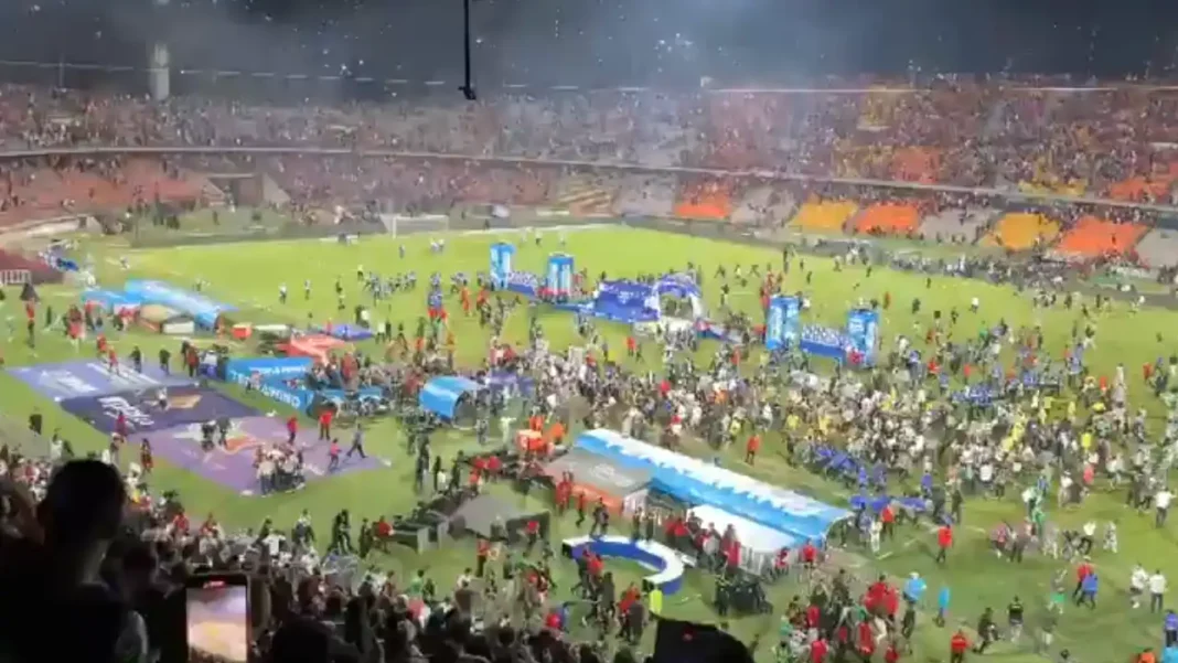 ¿Quién inició la pelea de hinchas de Medellín y Nacional en el Atanasio Girardot?