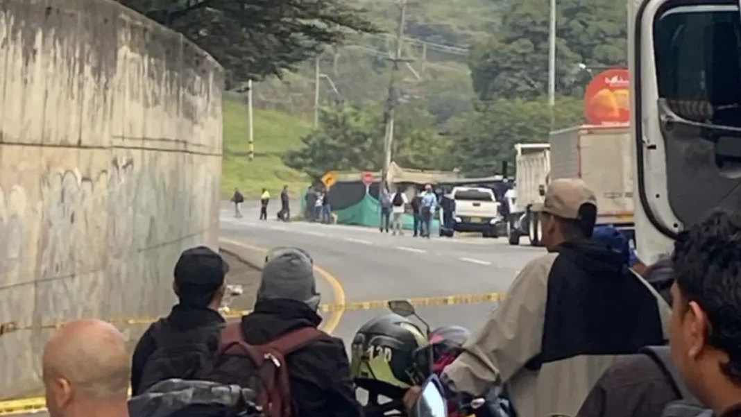 La vía cerrada en Girardota se produjo por la posible presencia de un artefacto explosivo en un tramo de la calzada, en medio de un paro armado anunciado por el ELN que amenaza la paz de los antioqueños.