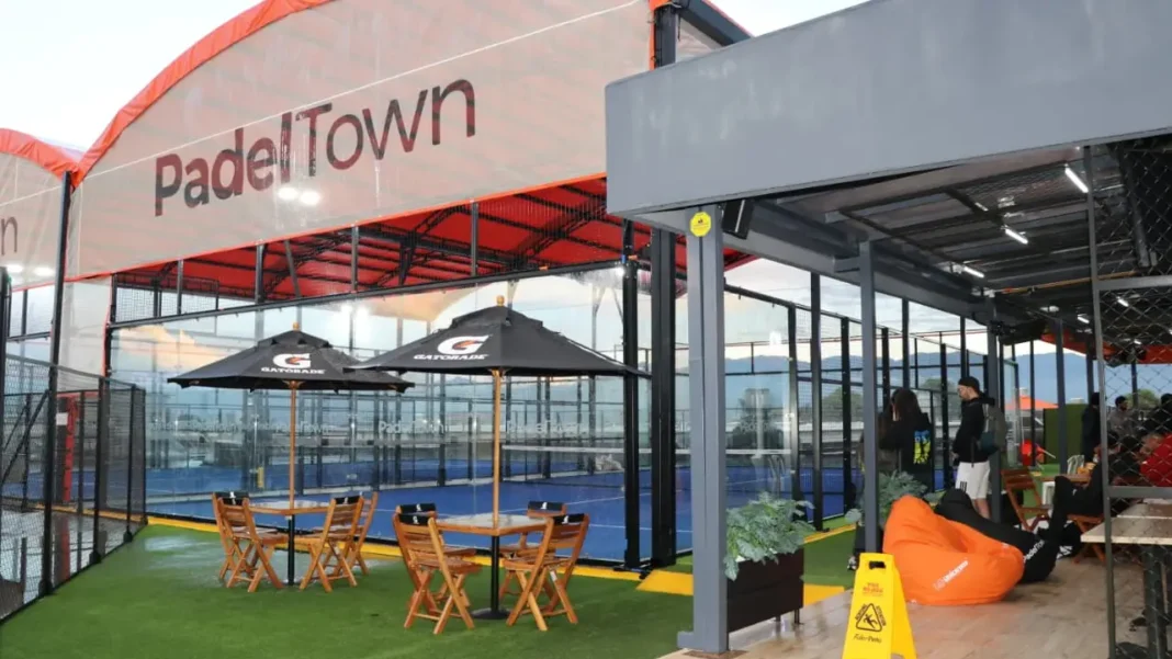 El pádel sigue ganando espacio en Bogotá con la apertura de la nueva sede de PadelTown en el centro comercial Nuestro Bogotá, un complejo con canchas cubiertas que fortalece la oferta deportiva del occidente de la ciudad.