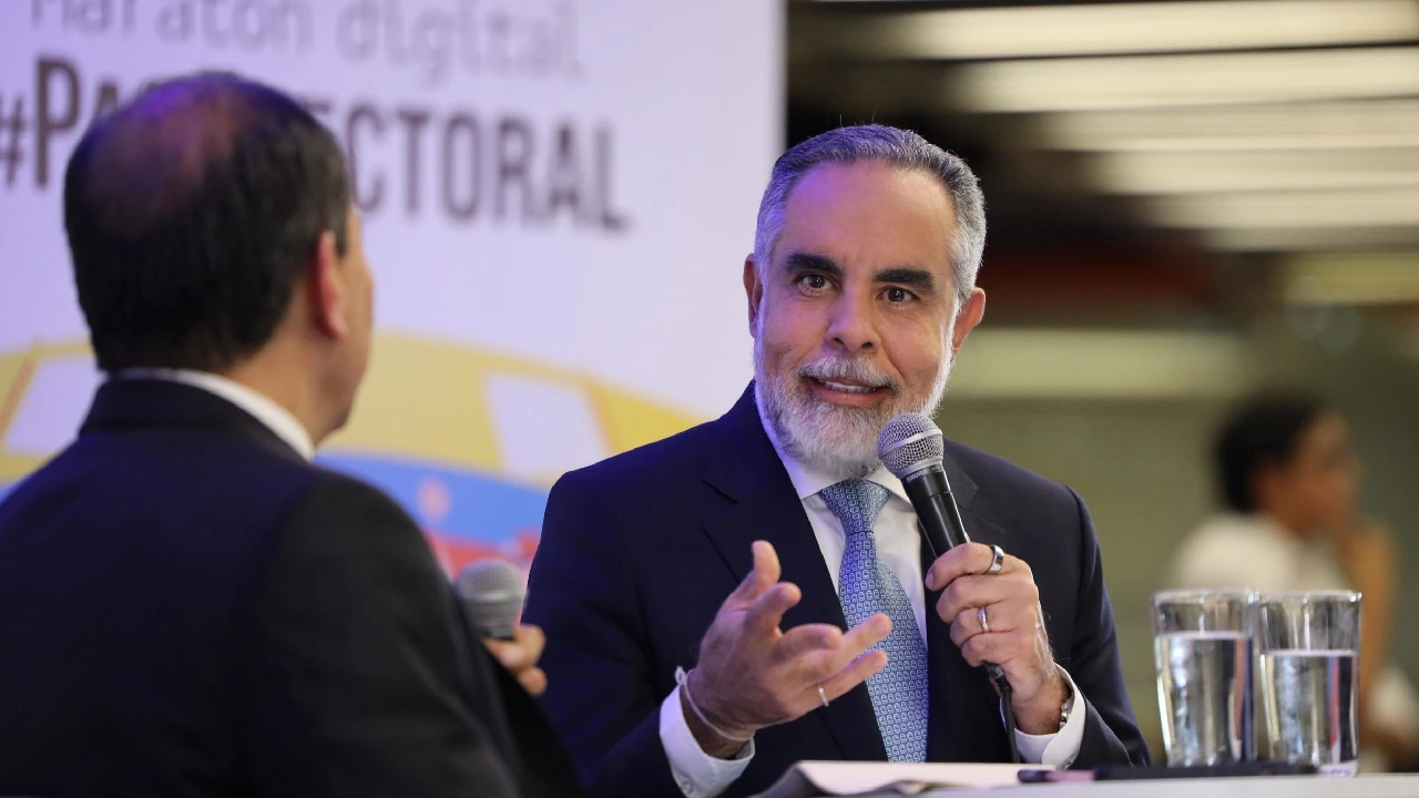 Benedetti: “El salario mínimo debe subir en dos dígitos”; Sanguino responde y llama al diálogo técnico