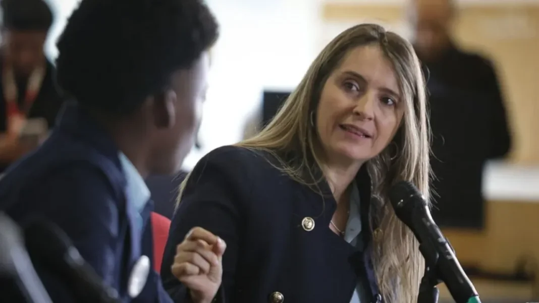 Hay que reducir de 19 a 12 ministerios: Paloma Valencia