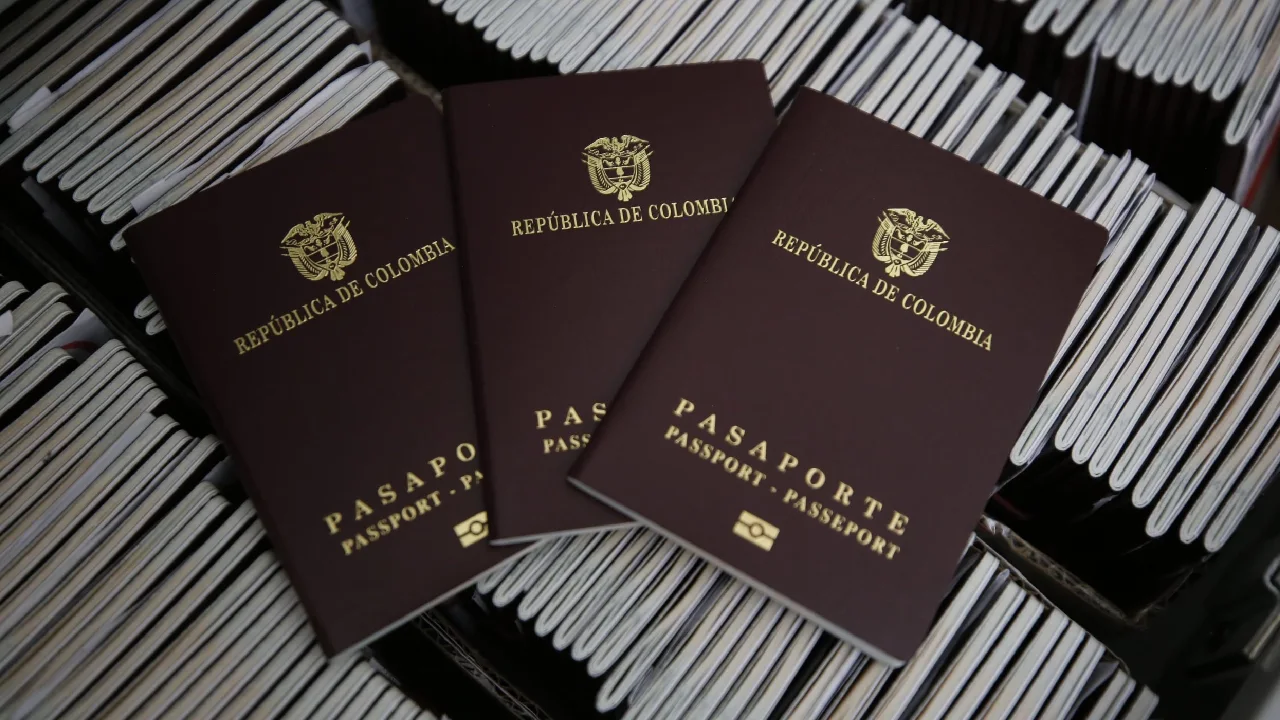Contraloría alerta nuevos riesgos en el sistema de pasaportes pese a acuerdos del Gobierno
