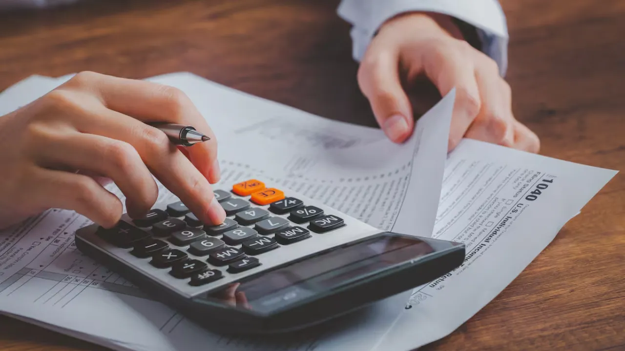 La prima de servicios es una obligación legal que los empleadores deben pagar a sus trabajadores antes del 20 de diciembre.