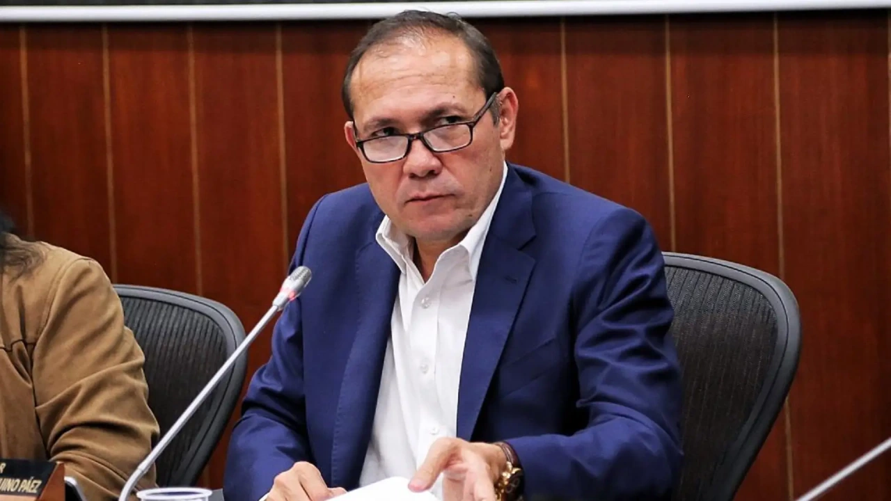 Tensión en el debate del salario mínimo 2026: Benedetti exige fuerte incremento y Sanguino responde