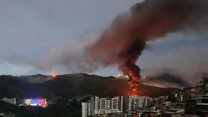 Videos difundidos en redes sociales muestran el bombardeo de EE.UU. a Venezuela en Caracas, operativo que habría permitido la captura de Nicolás Maduro.