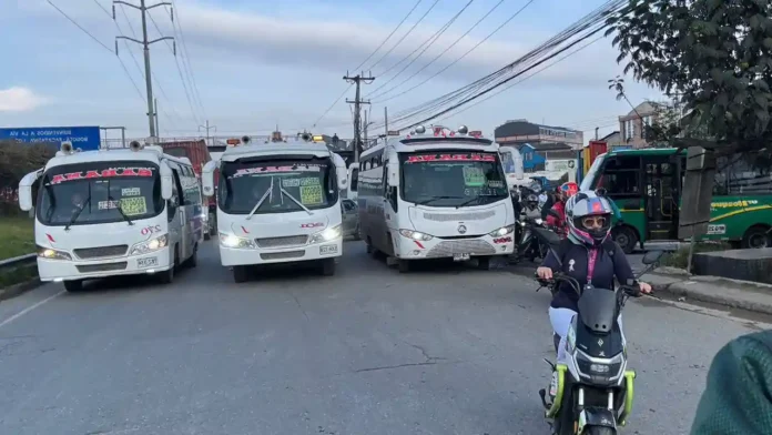 Bloqueos en la Calle 13 hoy paralizan entrada a Bogotá por Fontibón