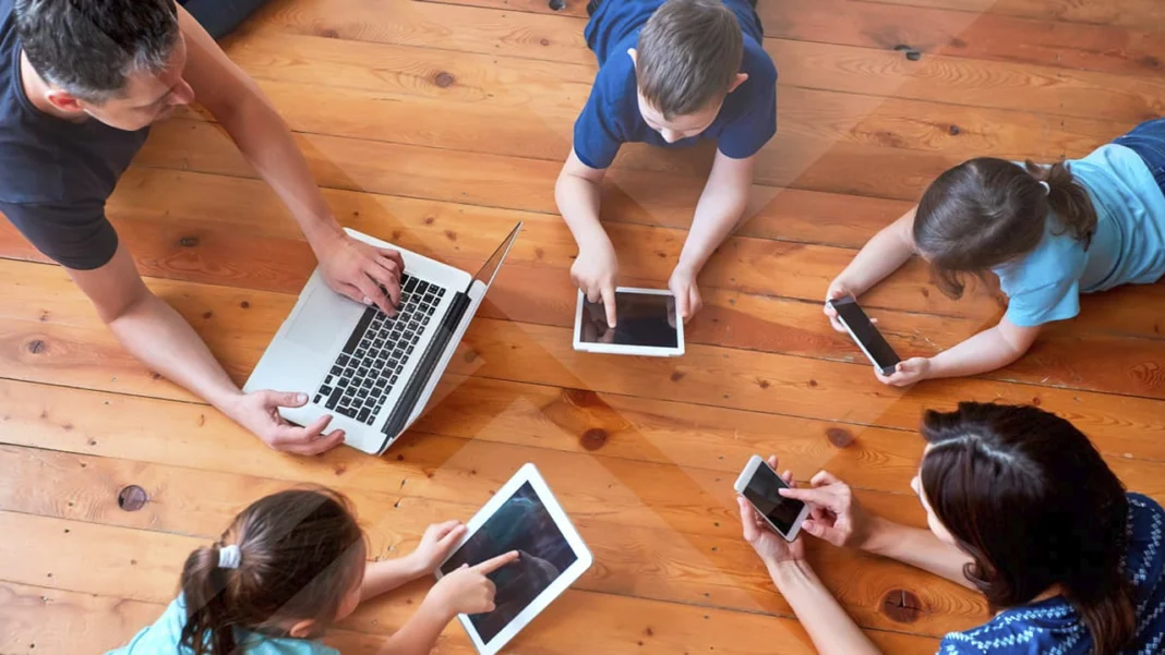 El smartphone lidera los dispositivos tecnológicos más usados, concentrando el consumo digital y transformando hábitos de entretenimiento, trabajo y comunicación en los hogares.