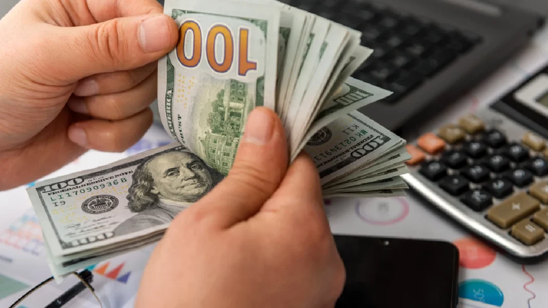 El dólar completa cuatro días a la baja y cae a niveles no vistos desde 2021