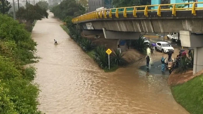 Impactantes videos de inundaciones en Medellín por fuertes lluvias hoy
