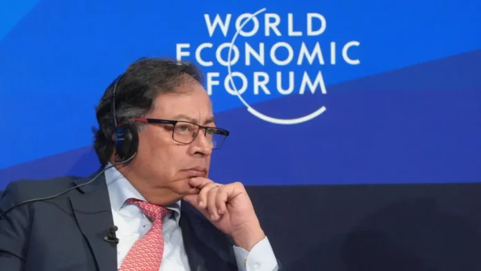 El presidente Gustavo Petro canceló su asistencia a Davos 2026 para priorizar una reunión clave con Donald Trump, en un giro de la agenda internacional colombiana.