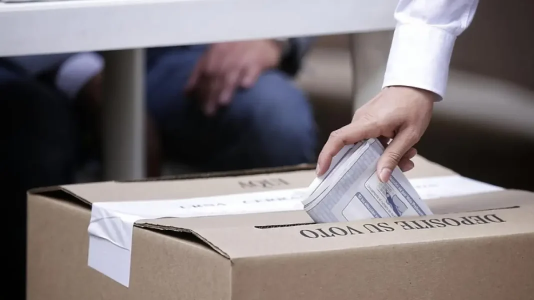 La intención de voto en Colombia para 2026 refleja liderazgos que se mantienen, alta indecisión y un voto en blanco en crecimiento que mantiene abierto el escenario electoral.