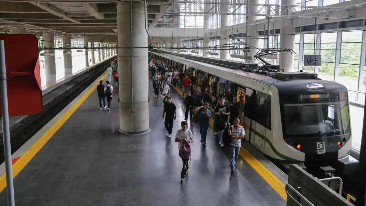 Metro de Medellín tendrá horario especial por conciertos de Bad Bunny: fechas y estaciones habilitadas