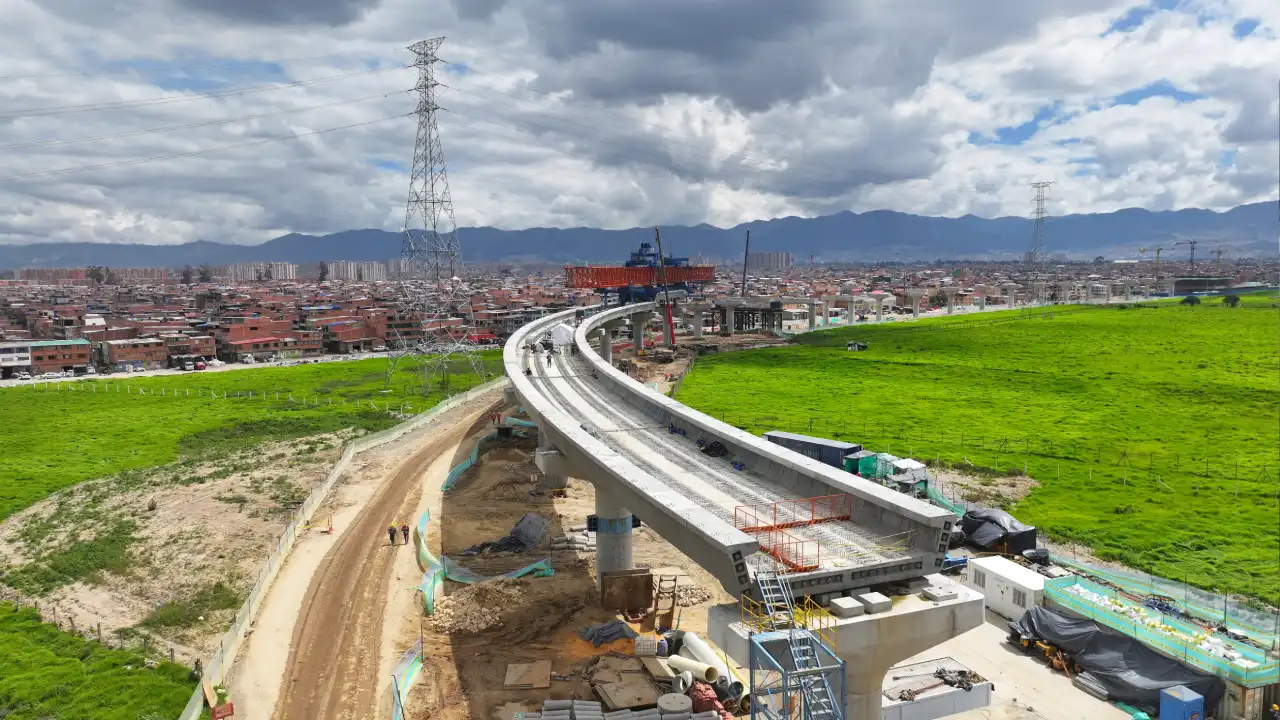 Metro de Bogotá suma su quinto tren mientras la Línea 1 supera el 70 % de avance