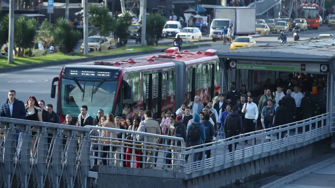 ¿Por qué sube el pasaje en Bogotá? Salario mínimo explica buena parte del aumento